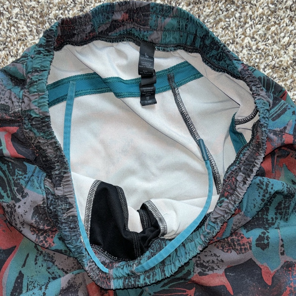 Lululemon Pace Breaker Short 7" *Linerless
Tropical Shadow Shark Teal Multi L - Picture 9 of 10